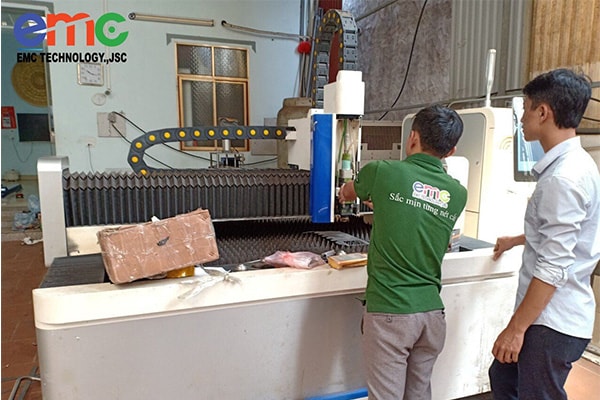 Kỹ thuật EMC đang tiến hành nâng cấp máy cắt cho khách hàng tại Bắc Giang