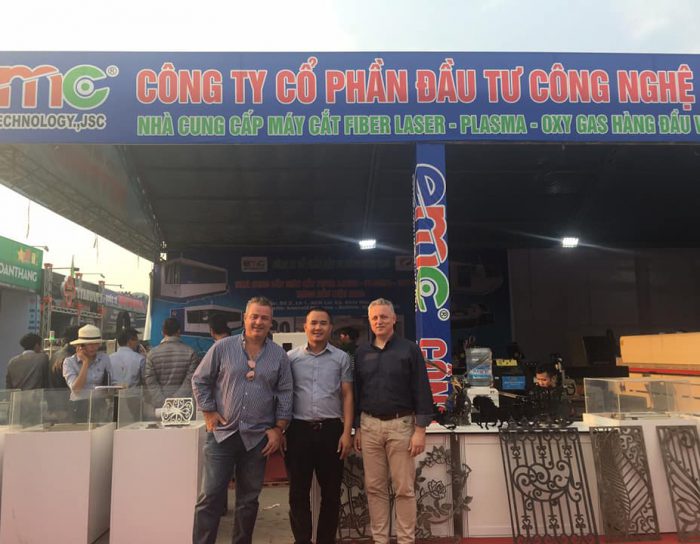 Khách hàng thân thiện check in cùng giám đốc EMC tại triển lãm