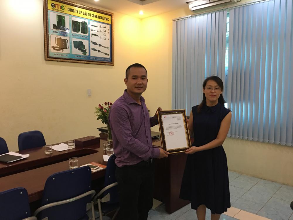 CEO Jenny Li của Xuzhou Yahong trao chứng nhận phân phối độc quyền cho công ty EMC
